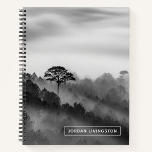 Cuaderno Agrega tu nombre   Árbol grande en bosque de pinos