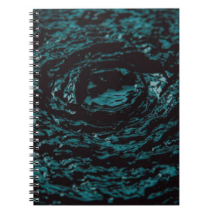 Cuaderno Agua salpicada en la fotografía de primer plano