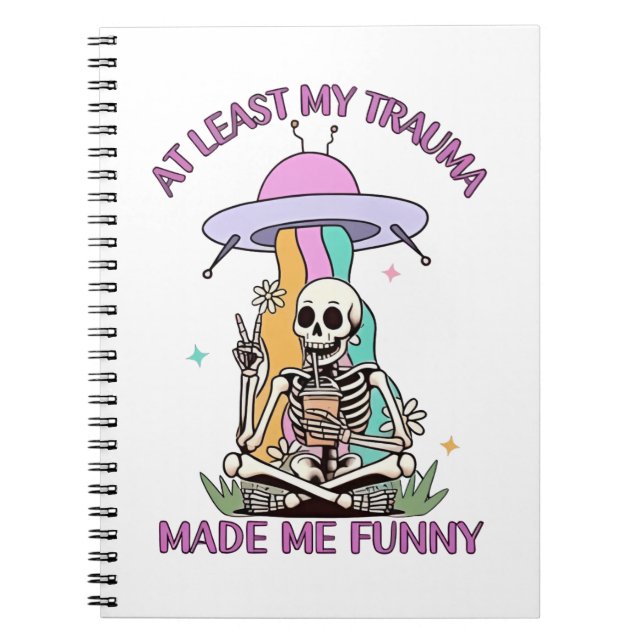 Cuaderno Al Menos Mi Trauma Me Hizo Divertido. (Frente)