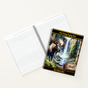 Cuaderno Alce majestuoso junto a la cascada en un bosque se