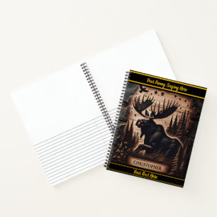 Cuaderno Alce tallado en un bosque de noche con cielo estre