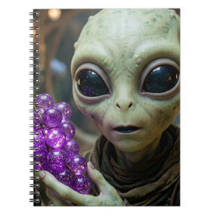 Cuaderno Alienígena estelar sosteniendo uvas cristalinas