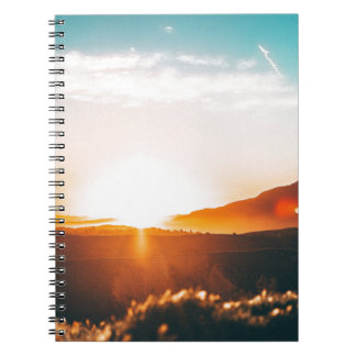 Cuaderno amanecer sobre una montaña