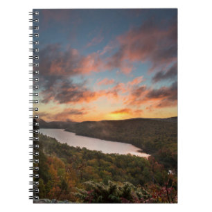 Cuaderno Amanecer vívido sobre el lago de las nubes en otoñ
