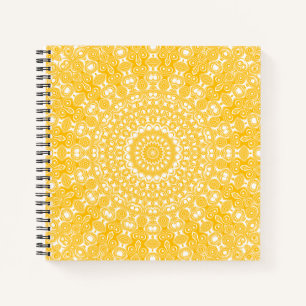 Cuaderno Ámbar en la medalla blanca de Mandala Kaleidoscope