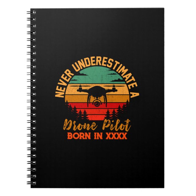 Cuaderno Añadir año, cambiar texto, nunca subestimar drones (Frente)