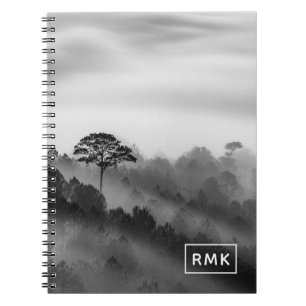 Cuaderno Añadir su monograma   Árbol grande en bosque de pi