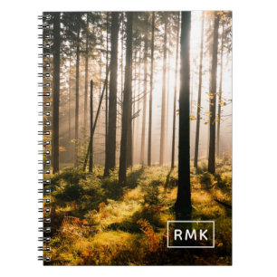 Cuaderno Añadir su monograma Bosque de otoño con rayos de