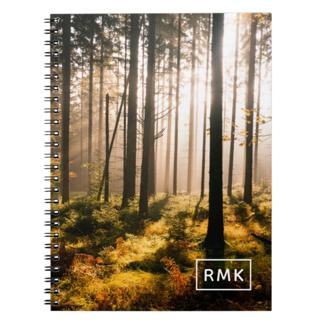 Cuaderno Añadir su monograma | Bosque de otoño con rayos de (Frente)