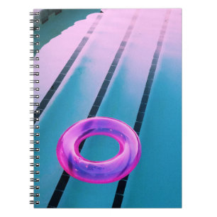 Cuaderno Anillo inflable rosado en el pool