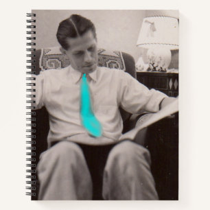 Cuaderno Años 1930 leyendo el periódico