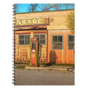 Cuaderno Antigua estación de servicio en Utah rural, EEUU. 