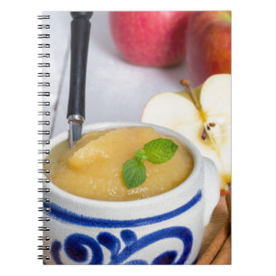 Cuaderno Applesauce con canela en tazón de gres