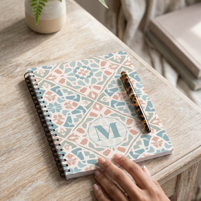 Cuaderno Arabesco terroso | Letra personalizada en mosaico  (Lifestyle Shot)