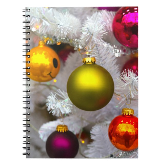 Cuaderno Árbol blanco de Navidad con baudillos coloridos (Frente)