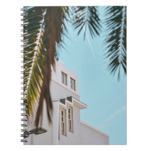 Cuaderno Árbol de palma cerca del edificio de hormigón blan