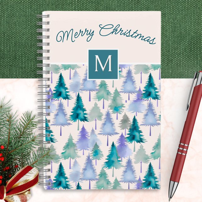 Cuaderno Árboles de Navidad Patrón Rosa Pálido Monogramado (A festive monogrammed notebook with pattern of green and blue Christmas trees in a watercolor style)