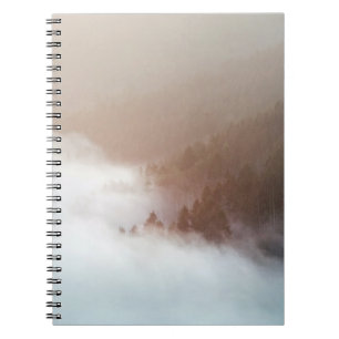 Cuaderno Árboles en montaña cubiertos de niebla