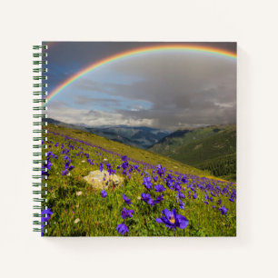 Cuaderno Arcoiris sobre un prado florido