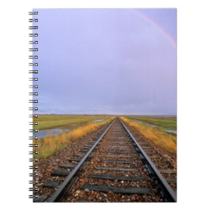 Cuaderno Arcoíris sobre vías de ferrocarril cerca de Fairfi