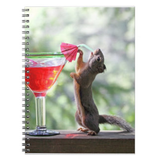 Cuaderno Ardilla que bebe un cóctel en la hora feliz
