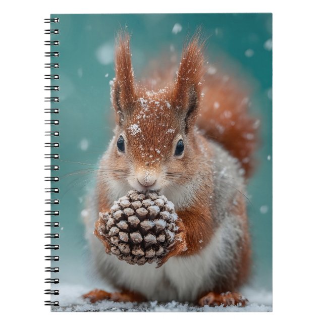 Cuaderno Ardilla roja adorable en la nieve con pinecona (Frente)