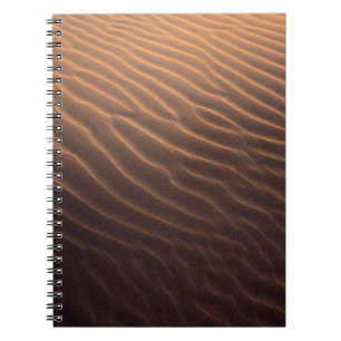 Cuaderno Arena marrón con agua por la mañana