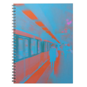 Cuaderno Arte de parisina en el metro en naranja azul