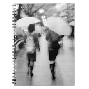 Cuaderno Asia, Japón, Tokio. Mujeres jóvenes y paraguas.