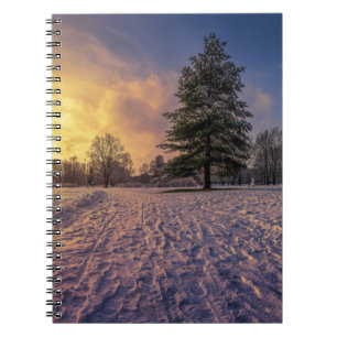 Cuaderno Atardecer sobre el nevado parque invernal