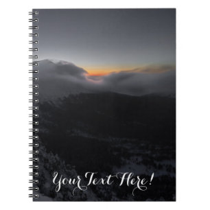 Cuaderno Atardecer volcánico sobre majestuosos picos de mon