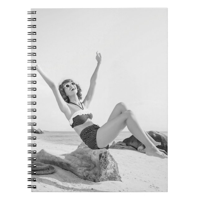 Cuaderno Atractiva joven en bikini en la playa (Frente)