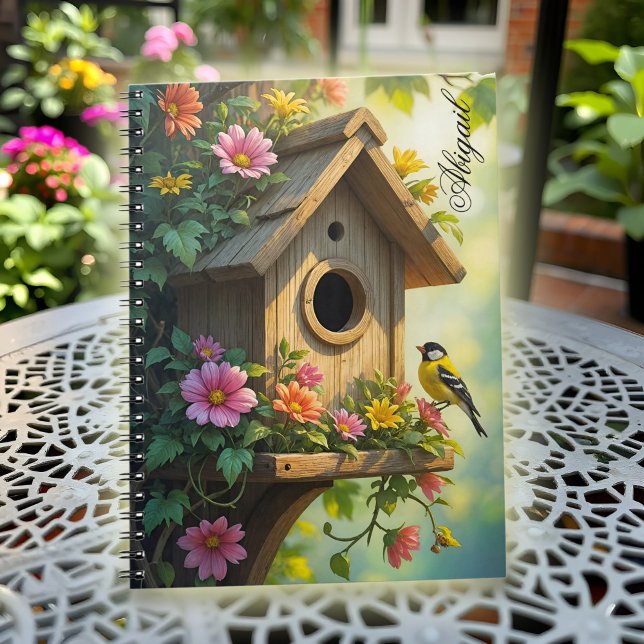 Cuaderno Atractivo Atractivo Vibrante Flor de Verano Gran H (Charming birdhouse notebook with vibrant flowers and a sweet great tit, bathed in warm light.)
