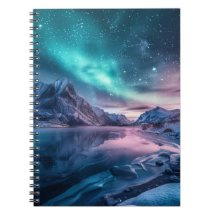 Cuaderno Aurora Borealis sobre el paisaje montañoso nevado