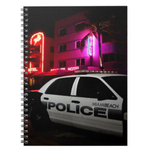 Cuaderno Auto policial de Miami Beach en Ocean Drive