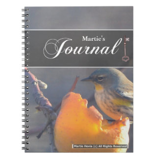 Cuaderno Ave en un periódico de Apple medio comido