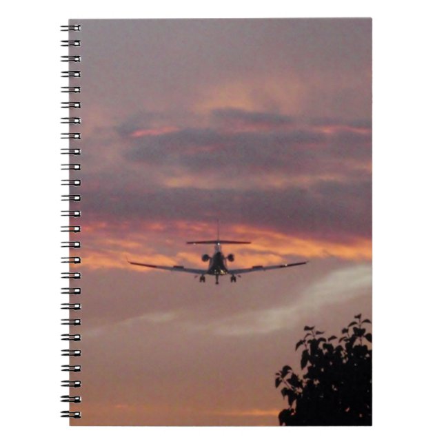 Cuaderno Avión Comercial Aterrizando Al Atardecer (Frente)