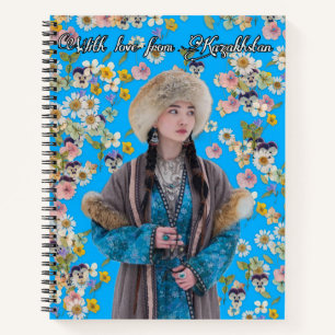 Cuaderno azul con ilustración de niña kazaja