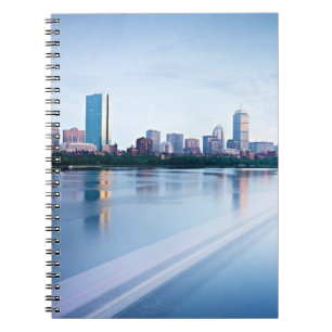 Cuaderno Bahía trasera de Boston a través del río Charles