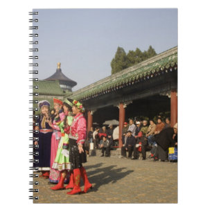 Cuaderno Bailarines folclóricos aficionados disfrazados ent