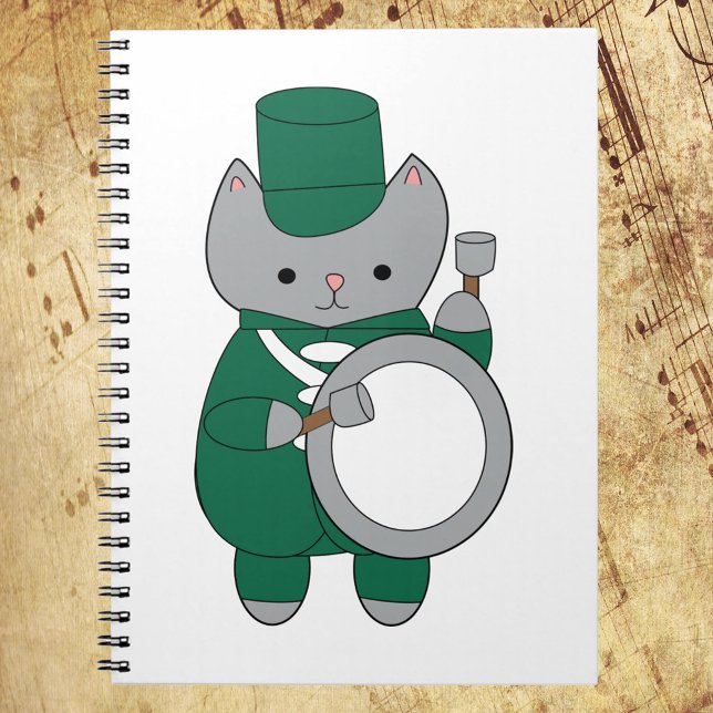 Cuaderno Banda de marcha Gato Bass Drum Verde y Blanco (A cute notebook with a cat wearing a green and white marching band uniform with a drum)