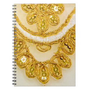 Cuaderno Banda dorada de encaje amarillo. Textura de fondo,