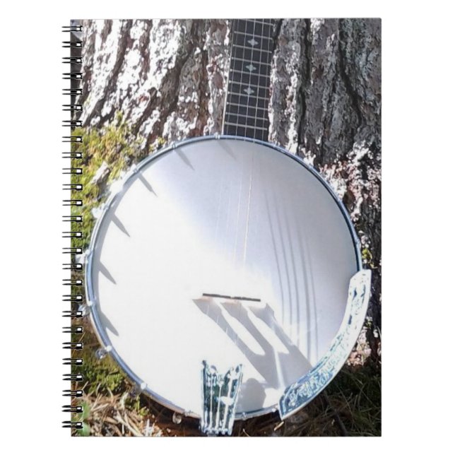 Cuaderno Banjo que descansa contra un árbol (Frente)