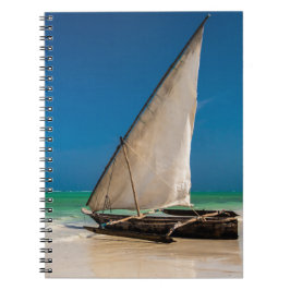 Cuaderno Barco de pesca tradicional en la playa