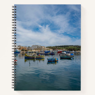 Cuaderno Barcos de pesca tradicionales y coloridos en el pu