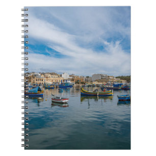 Cuaderno Barcos de pesca tradicionales y coloridos en el pu