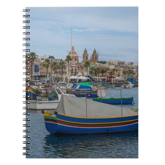 Cuaderno Barcos de pesca tradicionales y coloridos en Malta (Frente)