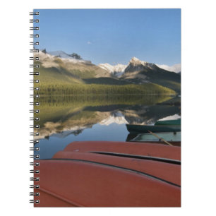 Cuaderno Barcos estacionados en la orilla del lago Maligne,