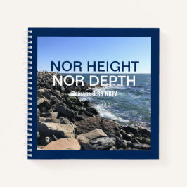 Cuaderno Biblia inspiradora frente a olas del mar Azul