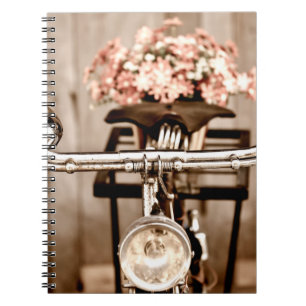 Cuaderno Bicicleta antigua y flores se desdibujan en el pro